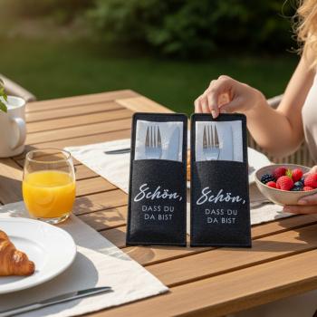 Filzbestecktaschen in Anthrazit und Grau mit Spruch „Schön, dass du da bist“, verschiedene Setgrößen.